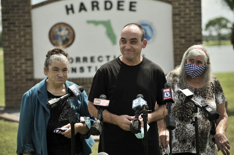 Robert DuBoise, junto a su hermana Harriet (izq.) y su madre Myra, tras su liberación, en Florida, el 27 de agosto de 2020.
