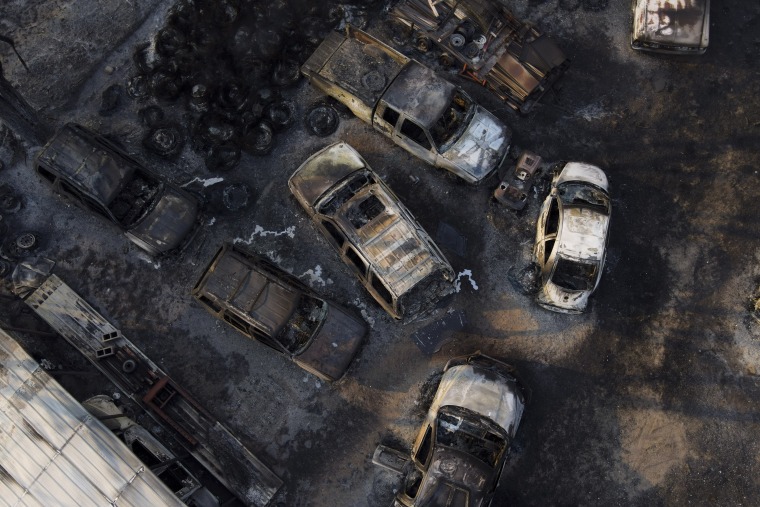 Vehículos carbonizados en un taller de carrocería luego de que una propiedad fue quemada por el Smokehouse Creek Fire, Miércoles, 28 de febrero 2024, en Canadá, Texas. 
