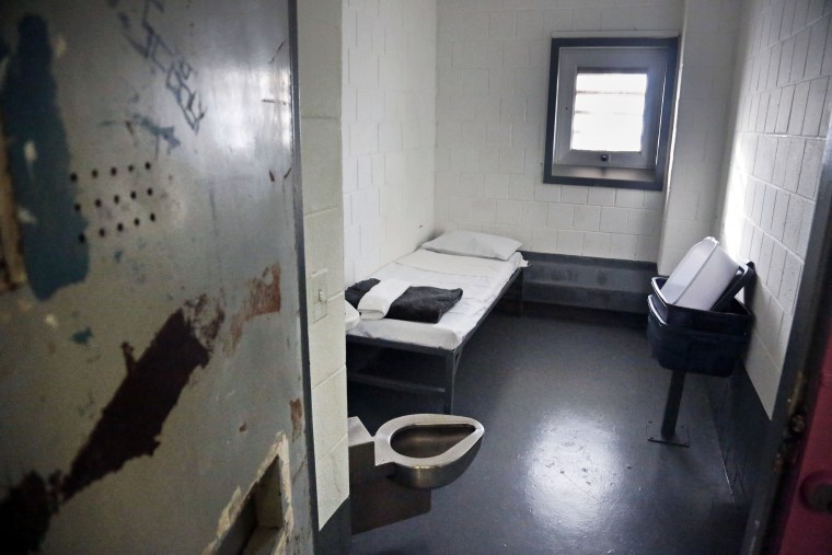 Una celda de confinamiento solitario en la prisión de Rikers Island, en Nueva York, el 19 de enero de 2024.