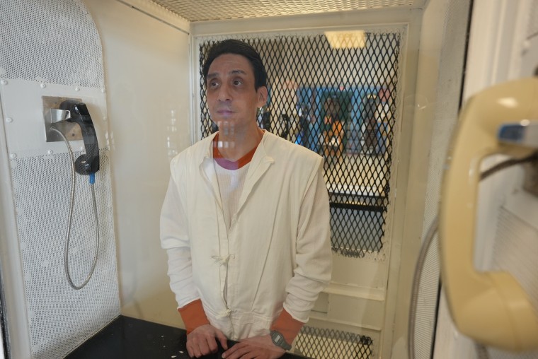 Ivan Cantu en una cabina de la sala de visitas de la Unidad Polunsky en West Livingston, Texas, el 14 de febrero de 2024.