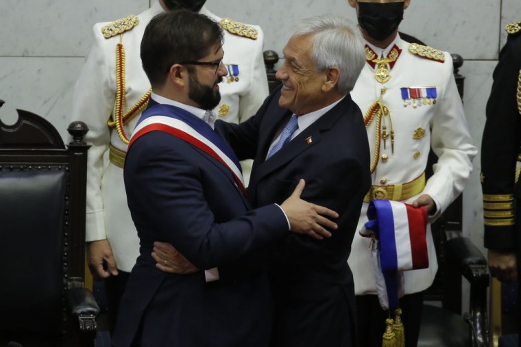 El presidente electo, Gabriel Boric, recibe el saludo del presidente saliente, Sebastián Piñera, en el Congreso de Chile, el 11 de marzo de 2022.
