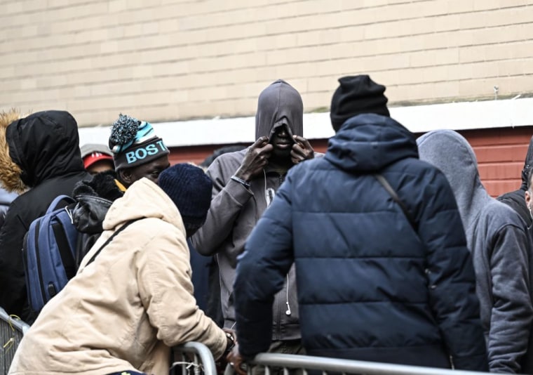 Inmigrantes en busca de asilo esperan en Nueva York, el 4 de diciembre de 2023. 