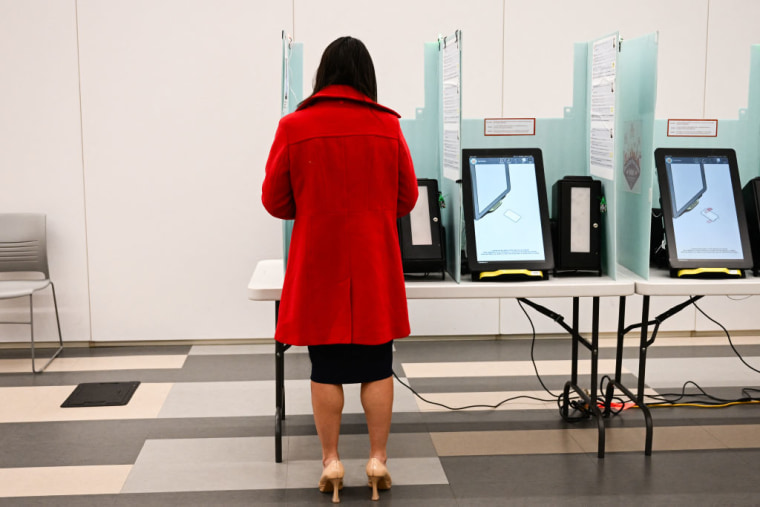 Una votante se prepara para votar en una máquina dentro de un centro electoral el día de las primarias presidenciales de Nevada en Las Vegas, el 6 de febrero de 2024. 