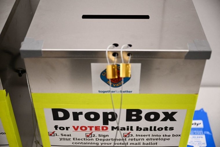 Un buzón para depositar boletas por correo en un centro de votación del condado de Clark el día de las primarias presidenciales de Nevada en Las Vegas, el 6 de febrero de 2024.