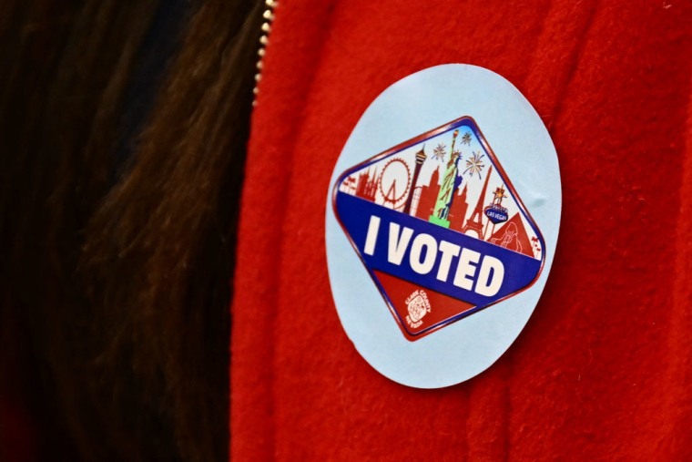 Una votante lleva una pegatina de "Voté" con el horizonte de Las Vegas en un centro de votación del condado de Clark el día de las elecciones durante las elecciones primarias presidenciales de Nevada 2024 en Las Vegas, Nevada, el 6 de febrero de 2024.