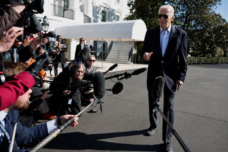 El presidente, Joe Biden, habla brevemente con los reporteros antes de abordar el helicóptero presidencial Marine One y sale de la Casa Blanca rumbo a Brownsville, Texas, el 29 de febrero de 2024 en Washington, DC.