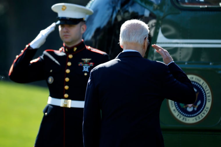 El presidente, Joe Biden, saluda mientras aborda el helicóptero presidencial Marine One y sale de la Casa Blanca rumbo a Brownsville, Texas, el 29 de febrero de 2024 en Washington, DC.