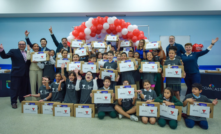 Distribución de laptops a jóvenes estudiantes. 