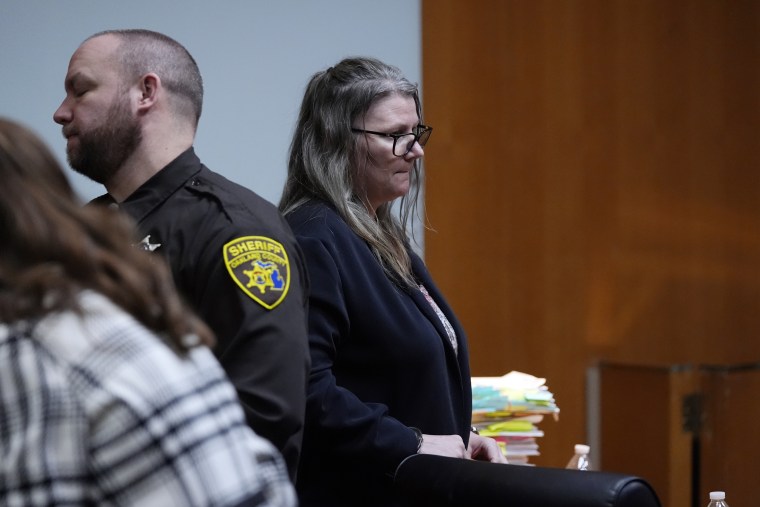 Jennifer Crumbley espera a ser escoltada fuera de la sala del tribunal del condado de Oakland el viernes 2 de febrero de 2024, en Pontiac, Michigan.