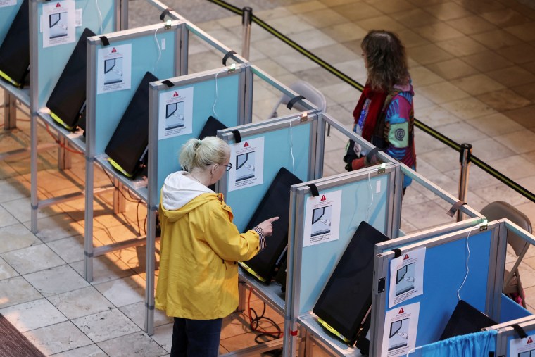 Los votantes en Nevada acuden a las urnas para las primarias presidenciales el 6 de febrero de 2024.