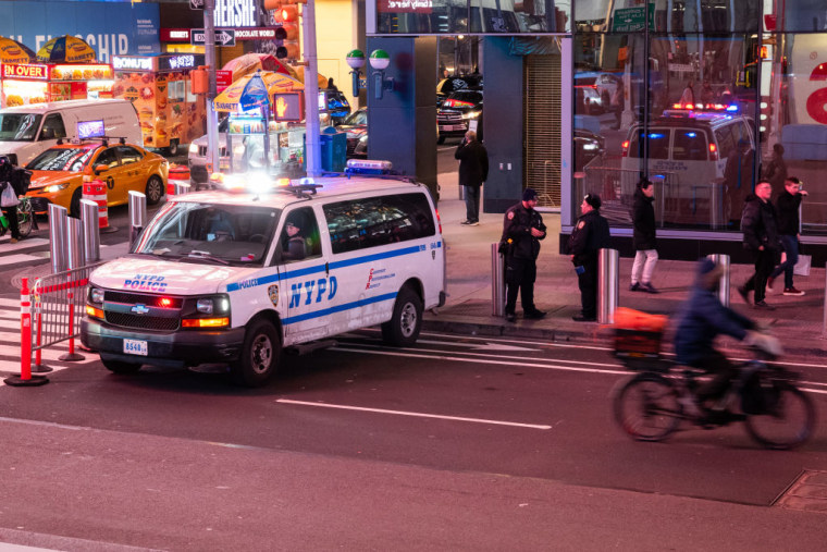 La policía en Times Square tras un incidente con migrantes en la ciudad de Nueva York.