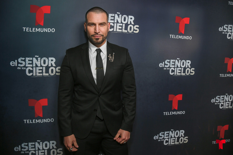 Rafael Amaya en la Red Carpet de El Señor de los Cielos en Los Ángeles