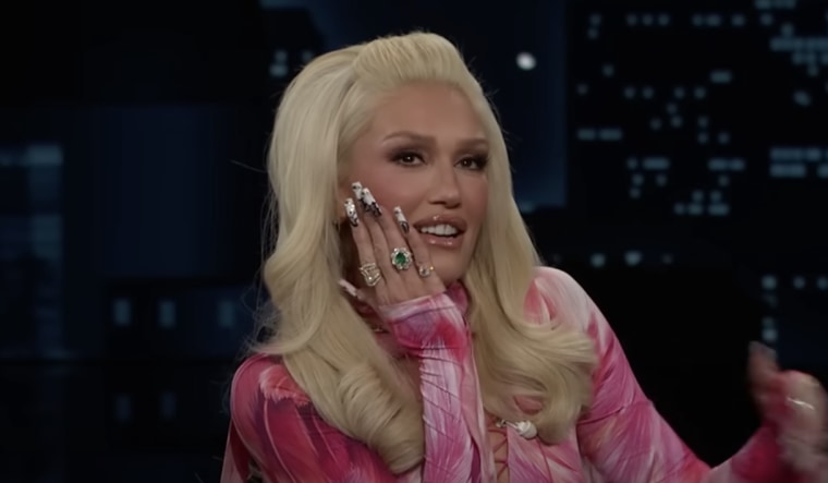 Gwen Stefani showed off her new emerald ring that Blake Shelton gave her for Valentine's Day.