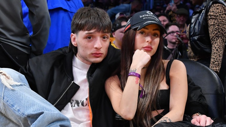 Peso Pluma con Nicki Nicole en un partido de los Lakers