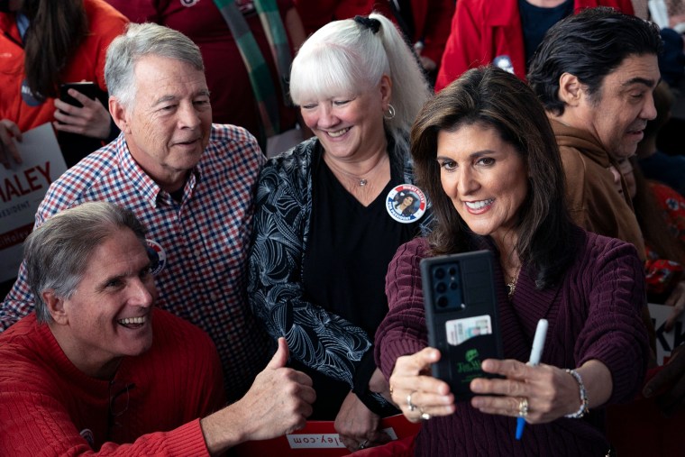  Nikki Haley takes selfies with her supporters.