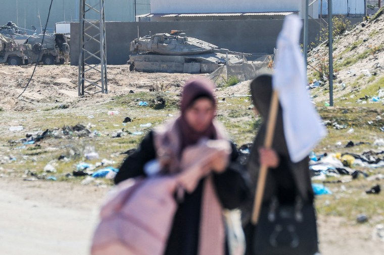 زنان فلسطینی از خان یونس فرار می کنند