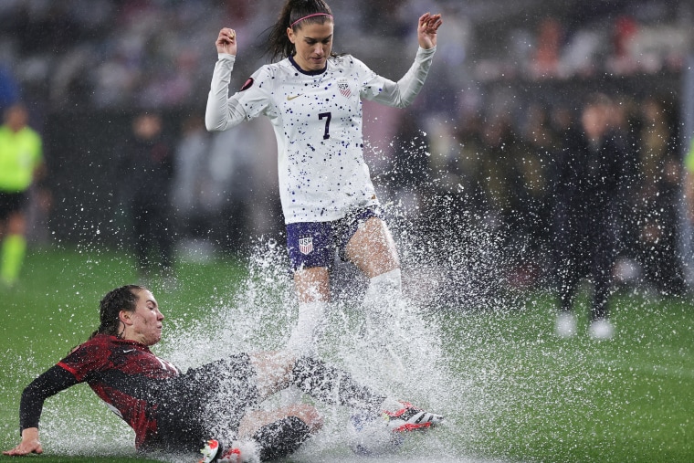 U.S. women beat Canada in the rain to reach Gold Cup final