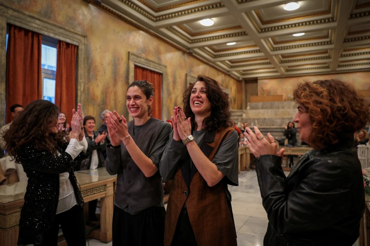 Danai Deligiorgi und Alexia Beziki heiraten im Athener Rathaus