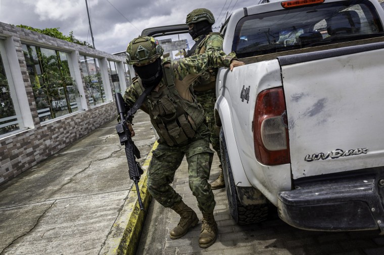 Ecuadorian army soldiers