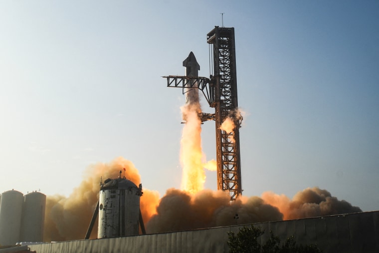 Tàu SpaceX Starship cất cánh từ bệ phóng