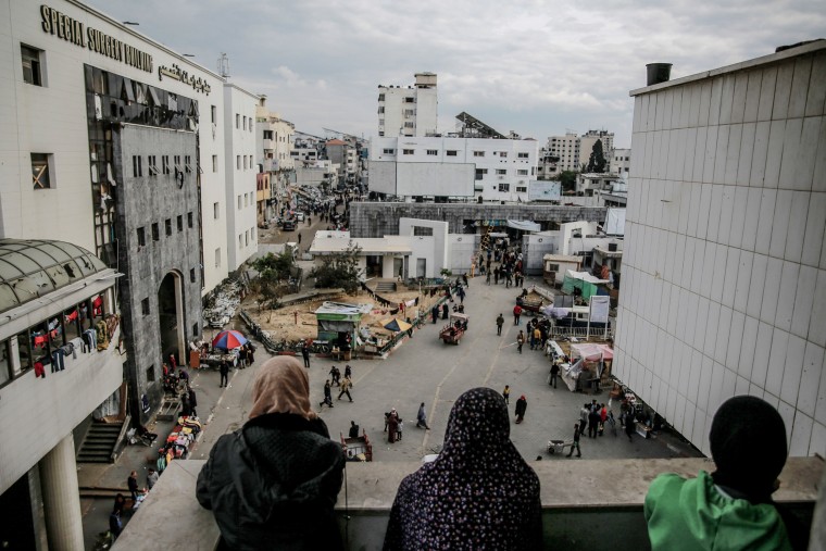 Palestinians lives under difficult conditions at Al-Shifa Hospital in Gaza