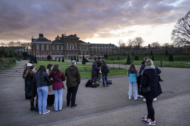 Image: People stand near Kensington Palace 