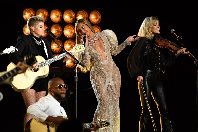 Beyonce performs on stage with The Dixie Chicks.