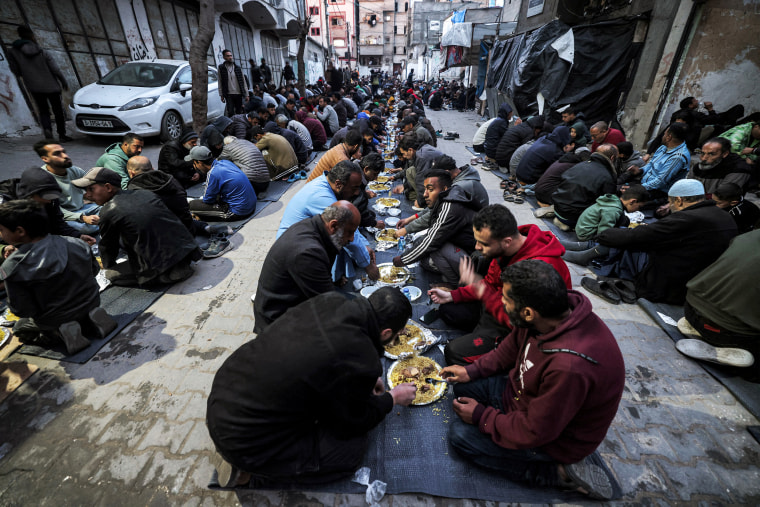 Muslims break Ramadan fast in Rafah