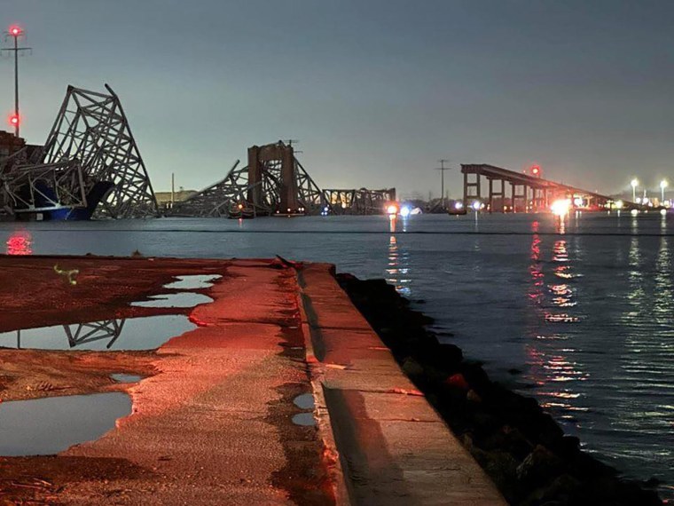 Die Francis-Scott-Key-Brücke in Baltimore stürzt ein, nachdem sie von einem Frachtschiff getroffen wurde