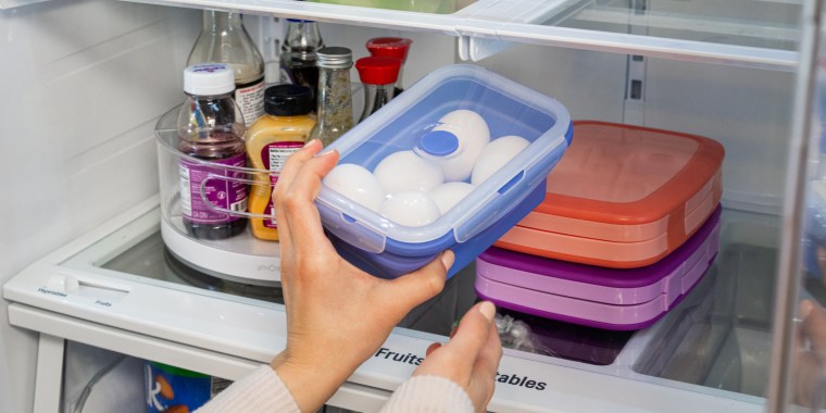 You can use simple, easy-to-find products like baking soda and dish soap to clean the inside of your fridge and freezer and remove odors. 

