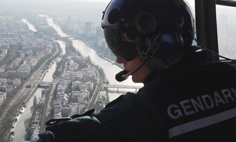 Französische Polizisten patrouillieren an der Seine in Paris.  Diese ikonische Wasserstraße wird bei der Eröffnungszeremonie der Olympischen Spiele 2024 eine herausragende Rolle spielen.