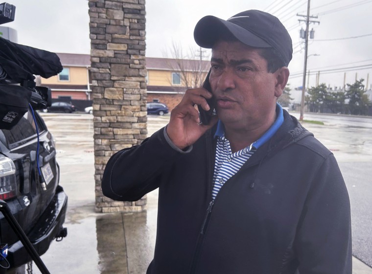 Carlos Suazo Sandoval telefoniert mit einem Reporter in Dundalk, Maryland, 27. März 2024. 