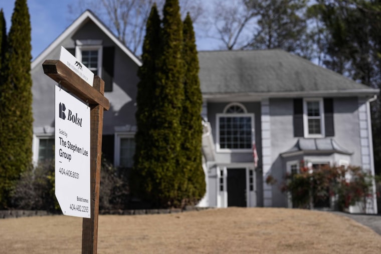 Un letrero que anuncia una casa en venta afuera de una casa en febrero de 2024, en Kennesaw, Georgia, cerca de Atlanta.