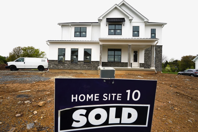 Una casa en construcción marcada como "vendida" en un desarrollo en Eagleville, Pennsylvania, en abril de 2023.