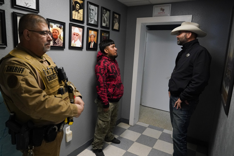 El sheriff del condado de Terrell, Thaddeus Cleveland, a la derecha, habla con un migrante mexicano detenido recientemente, el jueves 21 de marzo de 2024, en Sanderson, Texas.