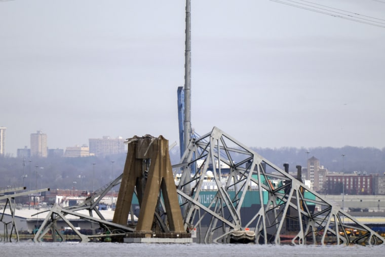Seis trabajadores de construcción siguen desaparecidos tras el colapso del puente.
