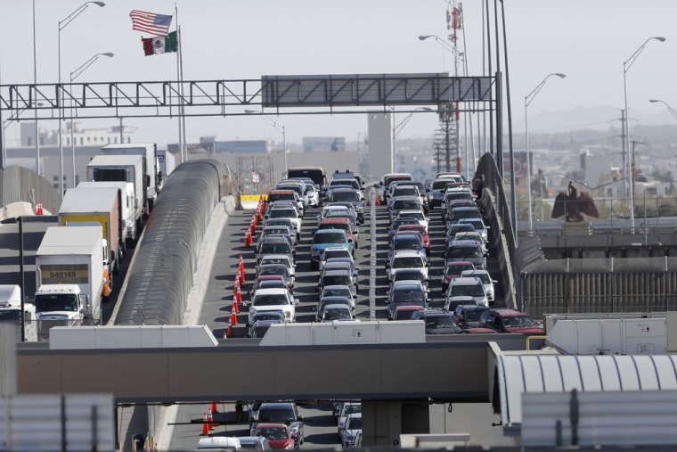 Vehículos esperan para entrar a Estados Unidos desde México en el cruce internacional de El Paso, Texas, el 29 de marzo de 2019. 