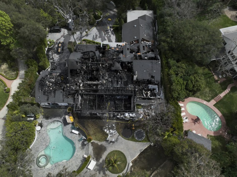 Una vista aérea de la casa incendiada de la modelo y actriz Cara Delevingne.