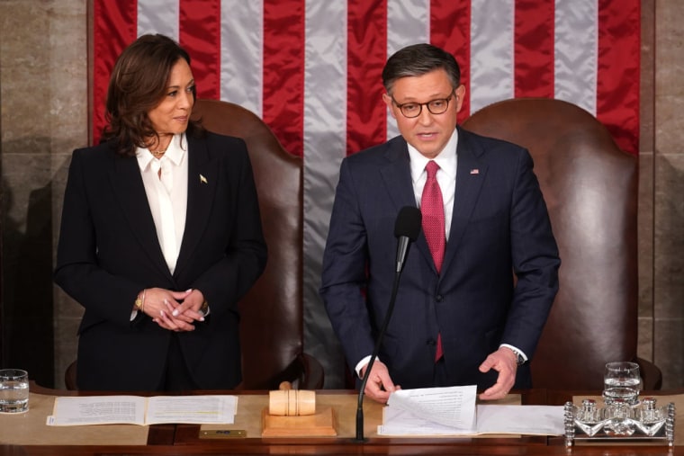 El líder de la Cámara de Representantes, Mike Johnson y la vicepresidenta Kamala Harris, en el discurso del Estado de la Unión. A la izq. de Johnson hay un tintero de más de 200 años.
