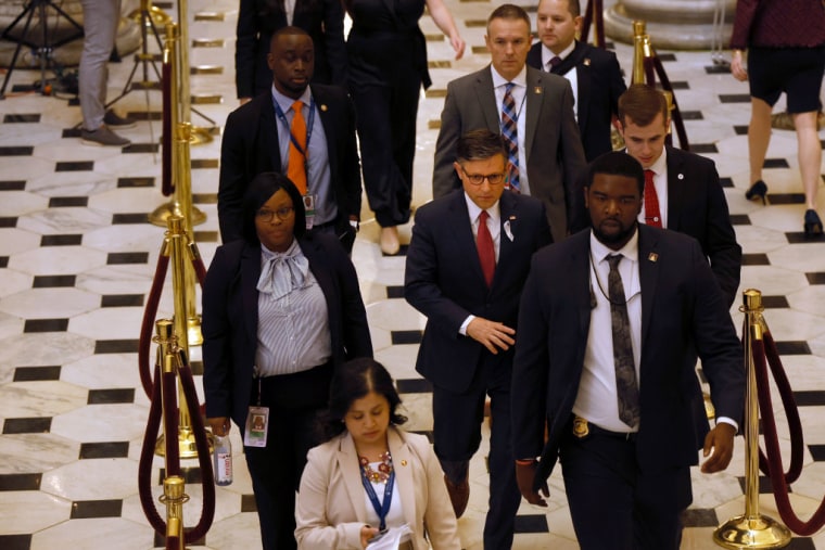 El líder de la Cámara de Representantes de los Estados Unidos, Mike Johnson (R-LA), camina por el Capitolio el 7 de marzo de 2024 en Washington, DC.