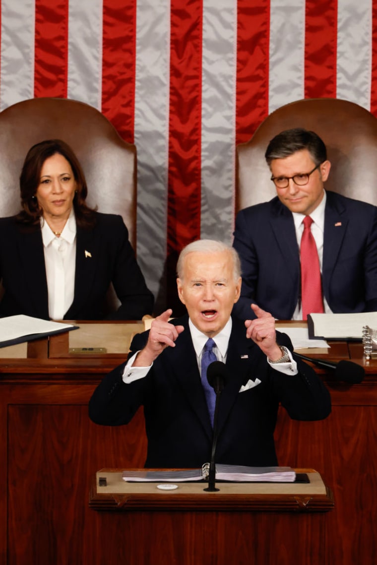 El líder de la Cámara Baja, Mike Johnson, republicano por Louisiana, se ve detrás de Joe Biden durante el discurso del presidente, el 7 de marzo, 2024. 