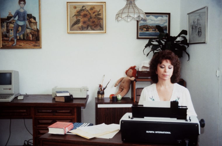 Isabel Allende en su casa de Caracas, donde escribió "La casa de los espíritus", el 5 de febrero de 1985.