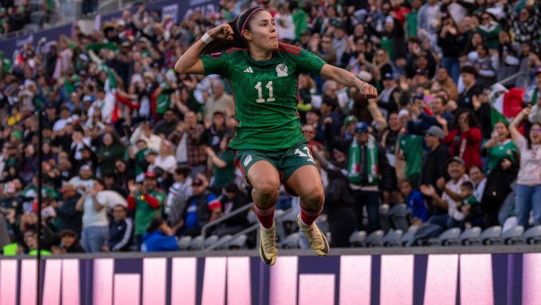 Jacqueline Ovalle,  jugadora de la selección femenil de México, celebra tras meter un gol contra Paraguay en los cuartos de final de la Copa Oro de CONCACAF, el 3 de marzo de 2024