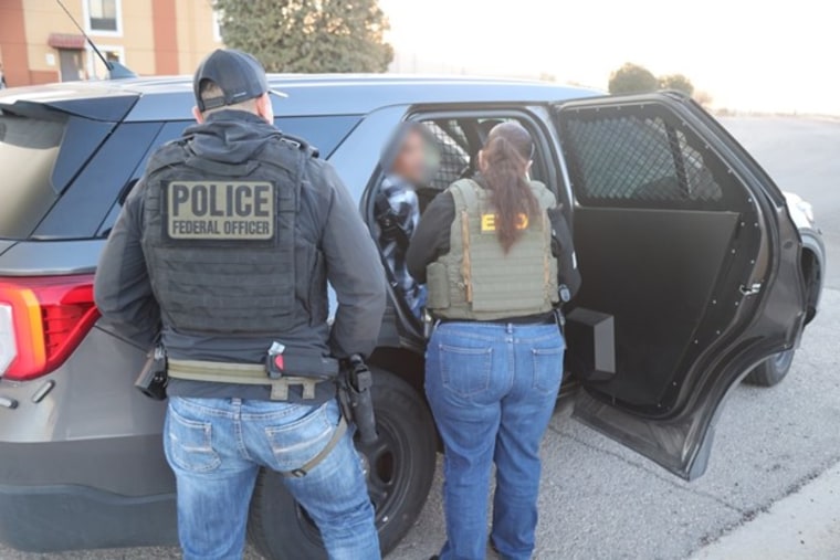 Agentes del Servicio de Inmigración y Aduanas llevan a cabo un operativo en El Paso, Texas, el 18 de marzo de 2024.