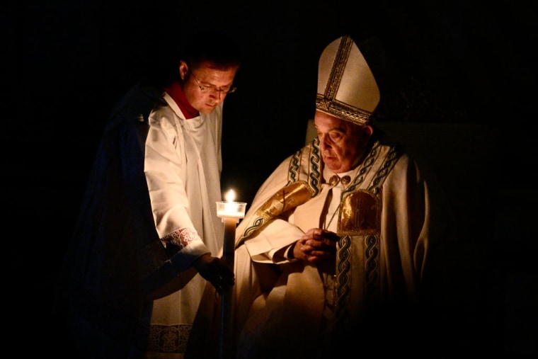 El papa Francisco durante la vigilia de Pascua este 30 de marzo 2024. 