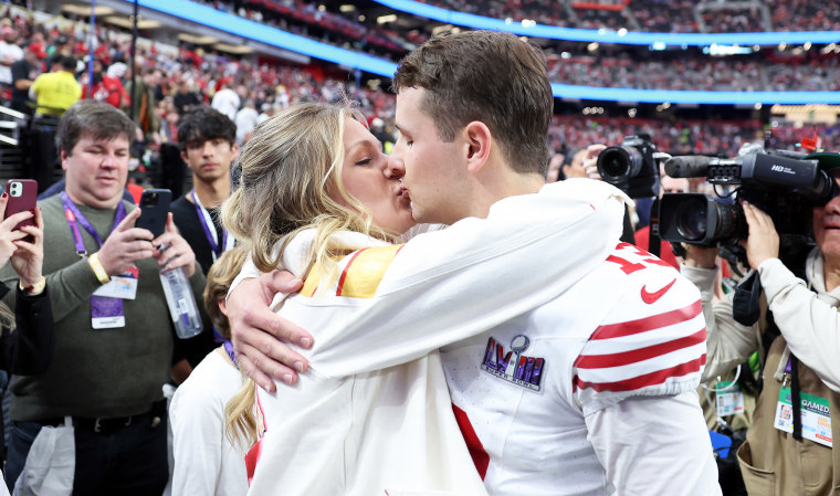 Brock Purdy #13 of the San Francisco 49ers kisses fiancee Jenna Brandt