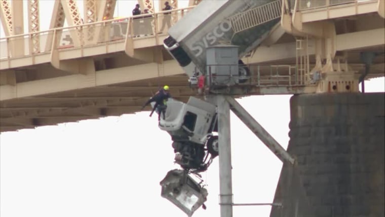Bomberos sacaron al conductor de un camión que quedó colgando de un puente.
