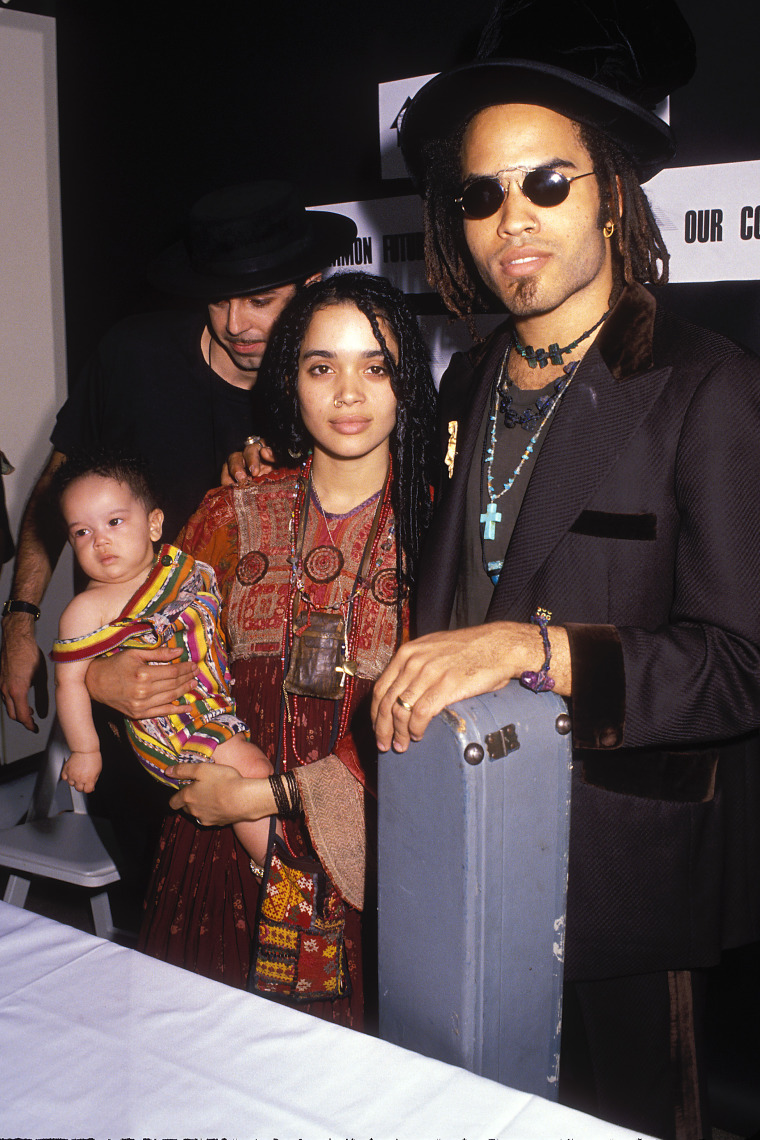 1989 年，莱尼·克拉维茨 (Lenny Kravitz) 与妻子丽莎·博内特 (Lisa Bonet) 和女儿佐伊 (Zoe) 在纽约林肯中心举行的新闻发布会上