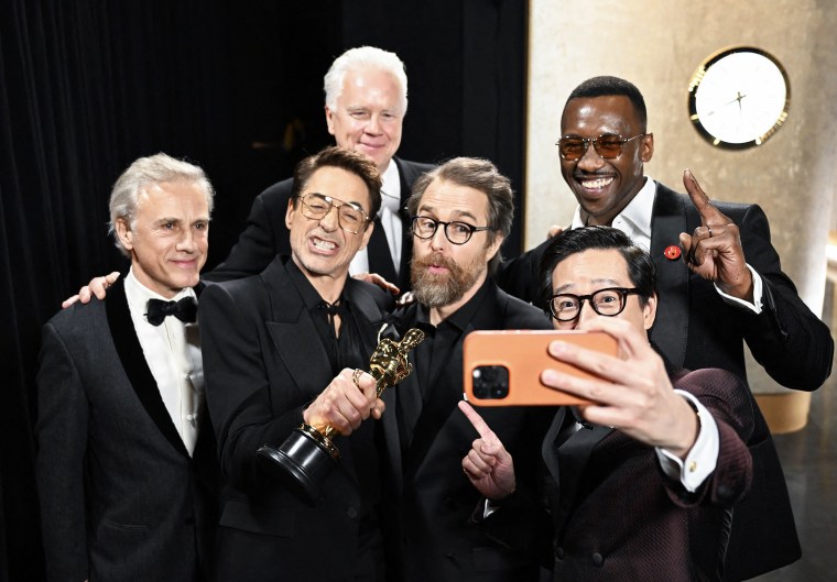 Christoph Waltz, Robert Downey Jr., Tim Robbins, Sam Rockwell, Mahershala Ali and Ke Huy Quan take a photo together backstage 