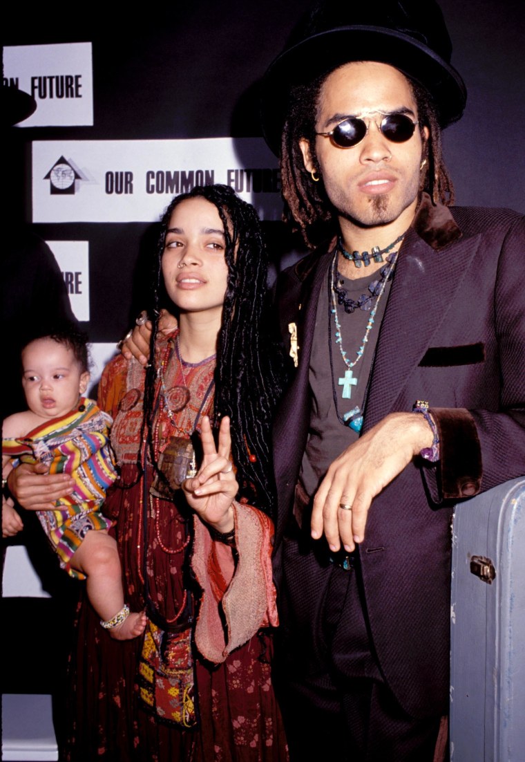 1989 年，莱尼·克拉维茨 (Lenny Kravitz) 与妻子丽莎·博内特 (Lisa Bonet) 和女儿佐伊 (Zoe) 在纽约林肯中心举行的新闻发布会上